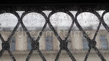 透过窗户观看，随着水滴的变化，人们在雨中行走。 慢动作，1920x1080